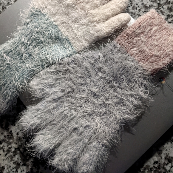 Women's Handmade Gloves - Picture 3 of 3